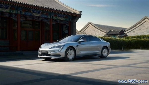 比亚迪百万豪华轿车 仰望U7内饰官图发布：中轴对称好意思学