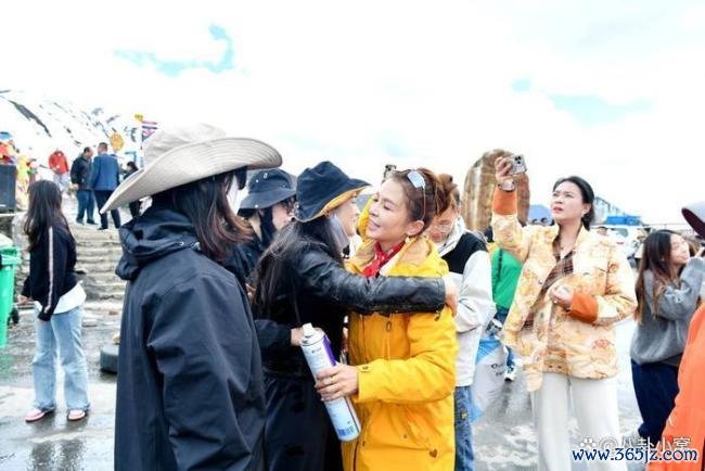 朱迅任甘孜文旅宣传实际大使 义举架起情谊桥梁